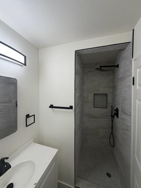8625 La Vaca Way Hanford, CA 93230 - Photo 14 of 20 a bathroom with a sink and shower