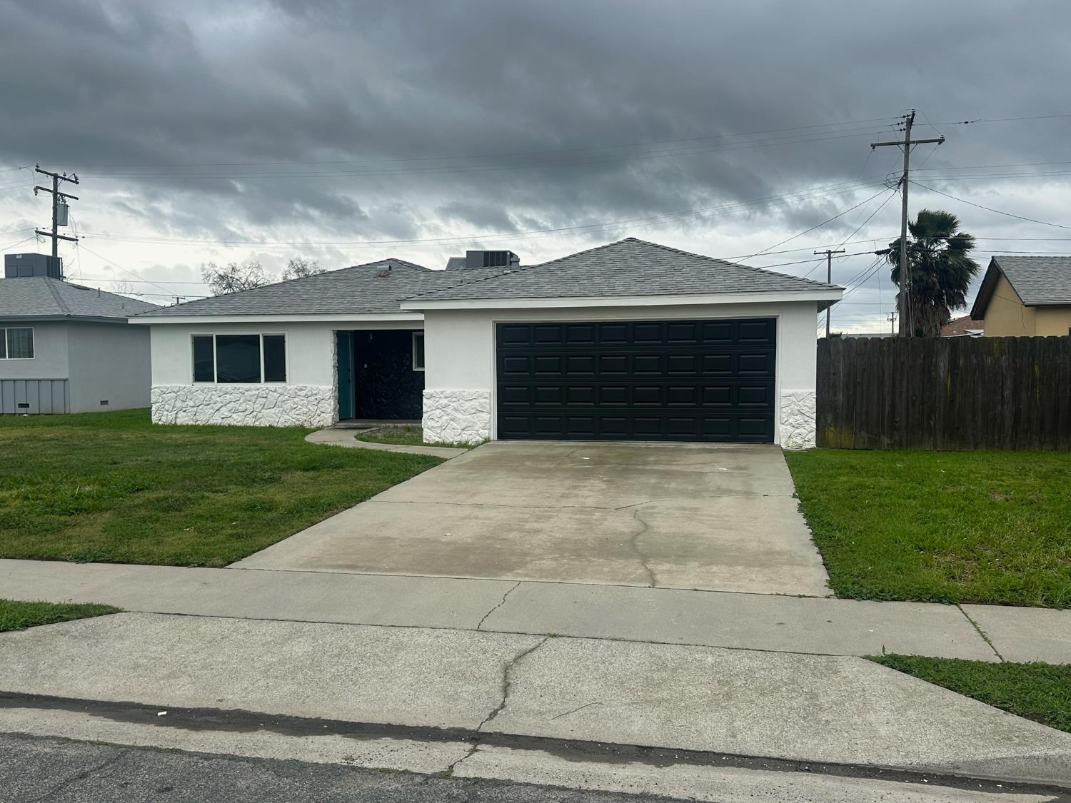 8625 La Vaca Way Hanford, CA 93230 - Photo 2 of 20 a front view of house with yard