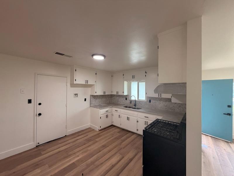 8625 La Vaca Way Hanford, CA 93230 - Photo 5 of 20 a kitchen with a sink window and cabinets