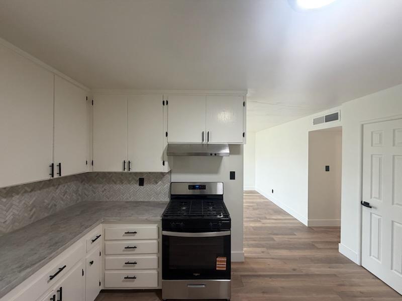 8625 La Vaca Way Hanford, CA 93230 - Photo 8 of 20 a kitchen with granite countertop a stove and a refrigerator