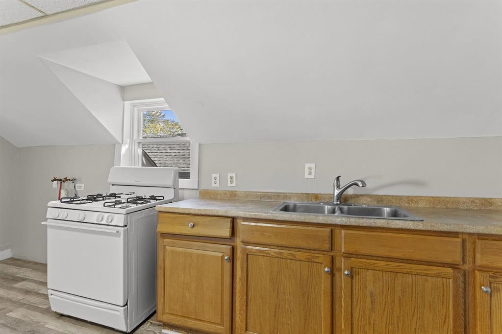 383 Manchester Street Manchester, NH 03103 - Photo 7 of 31