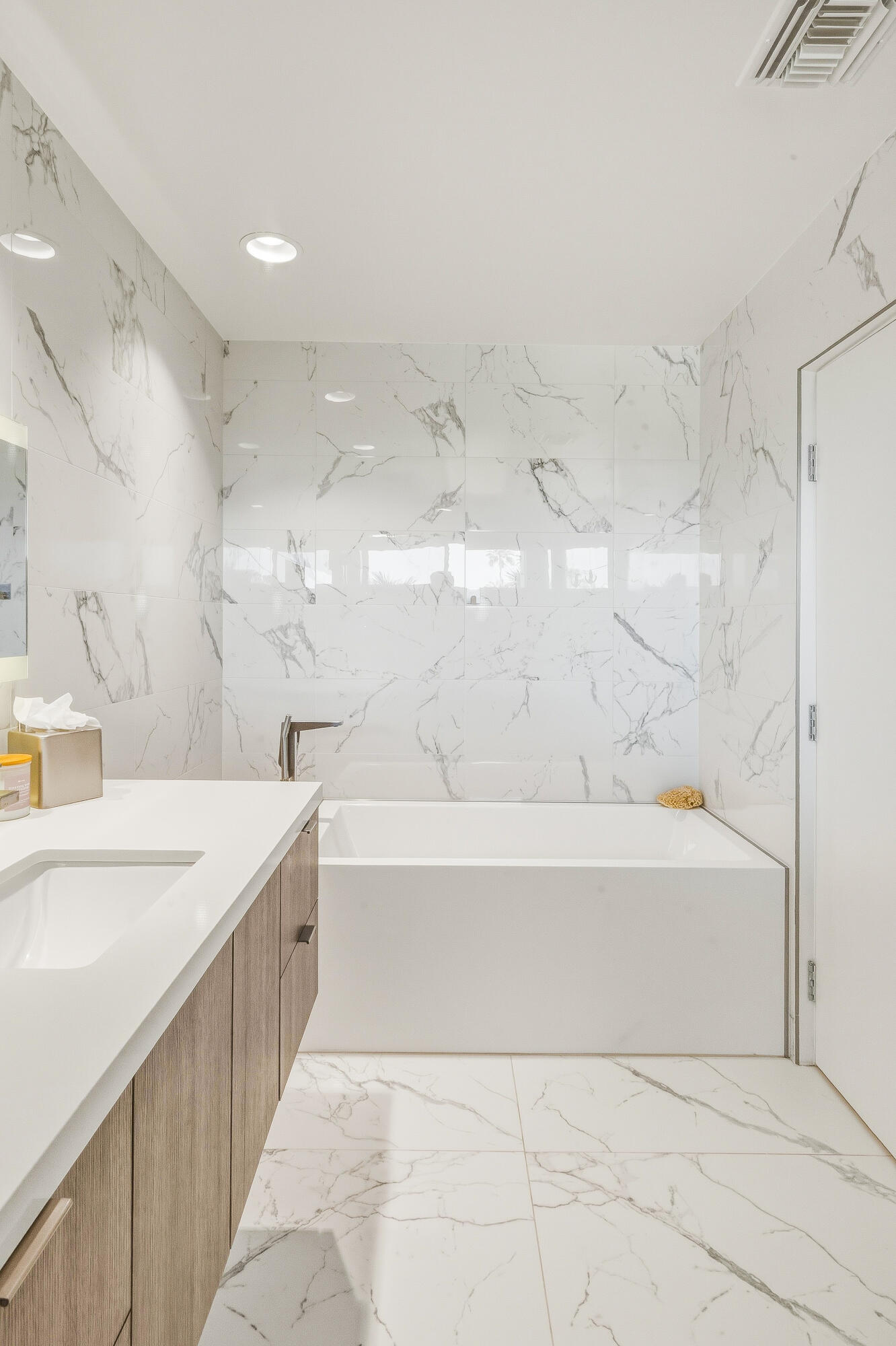 70288 Pecos Road Rancho Mirage, CA 92270 - Photo 34 of 69 a bathroom with a bathtub a mirror a sink and vanity