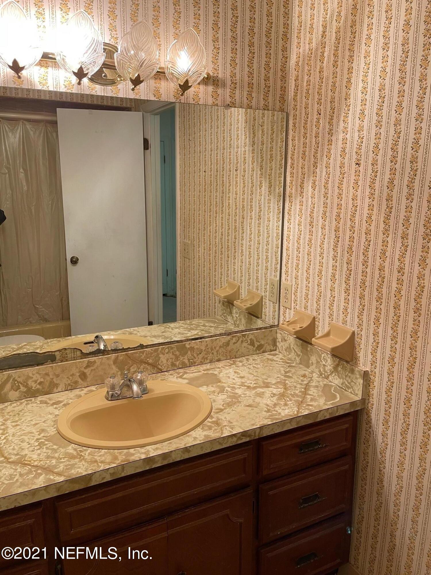 335 Wesley Road Green Cove Springs, FL 32043 - Photo 14 of 39 Hallway Bathroom