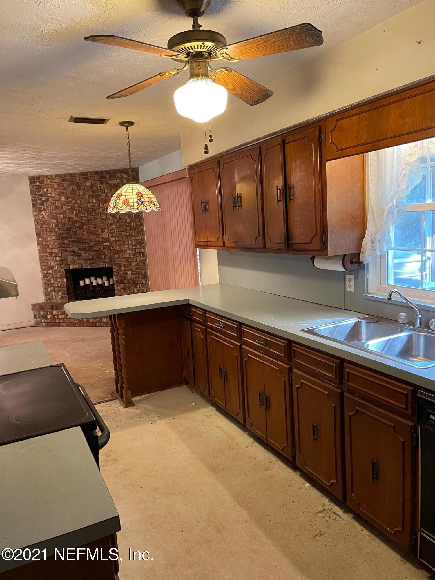335 Wesley Road Green Cove Springs, FL 32043 - Photo 8 of 39 Kitchen view towards Living Room