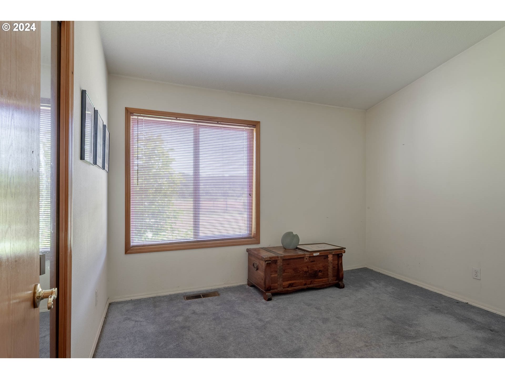 16500 Falls City Road Dallas, OR 97338 - Photo 17 of 36 a room with a window