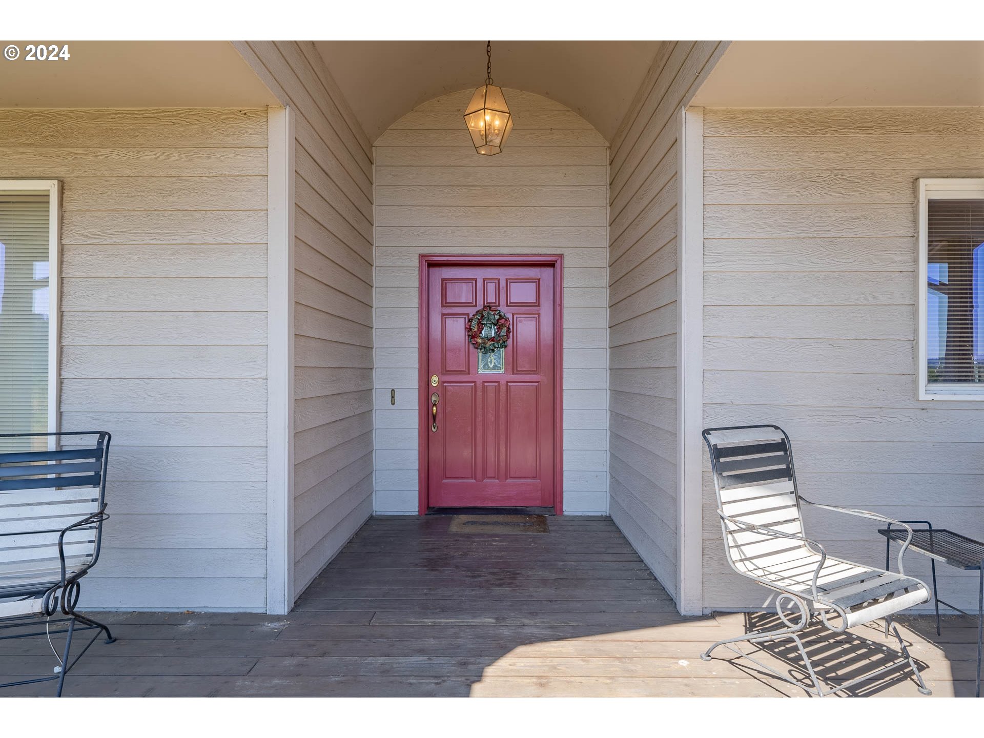 16500 Falls City Road Dallas, OR 97338 - Photo 5 of 36 a view of a hallway with wooden floor and a chair