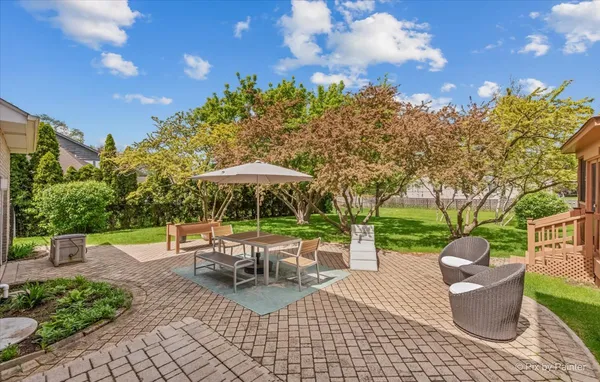 $989,000 | 402 Meadow Ridge Lane, Prospect Heights, IL 60070