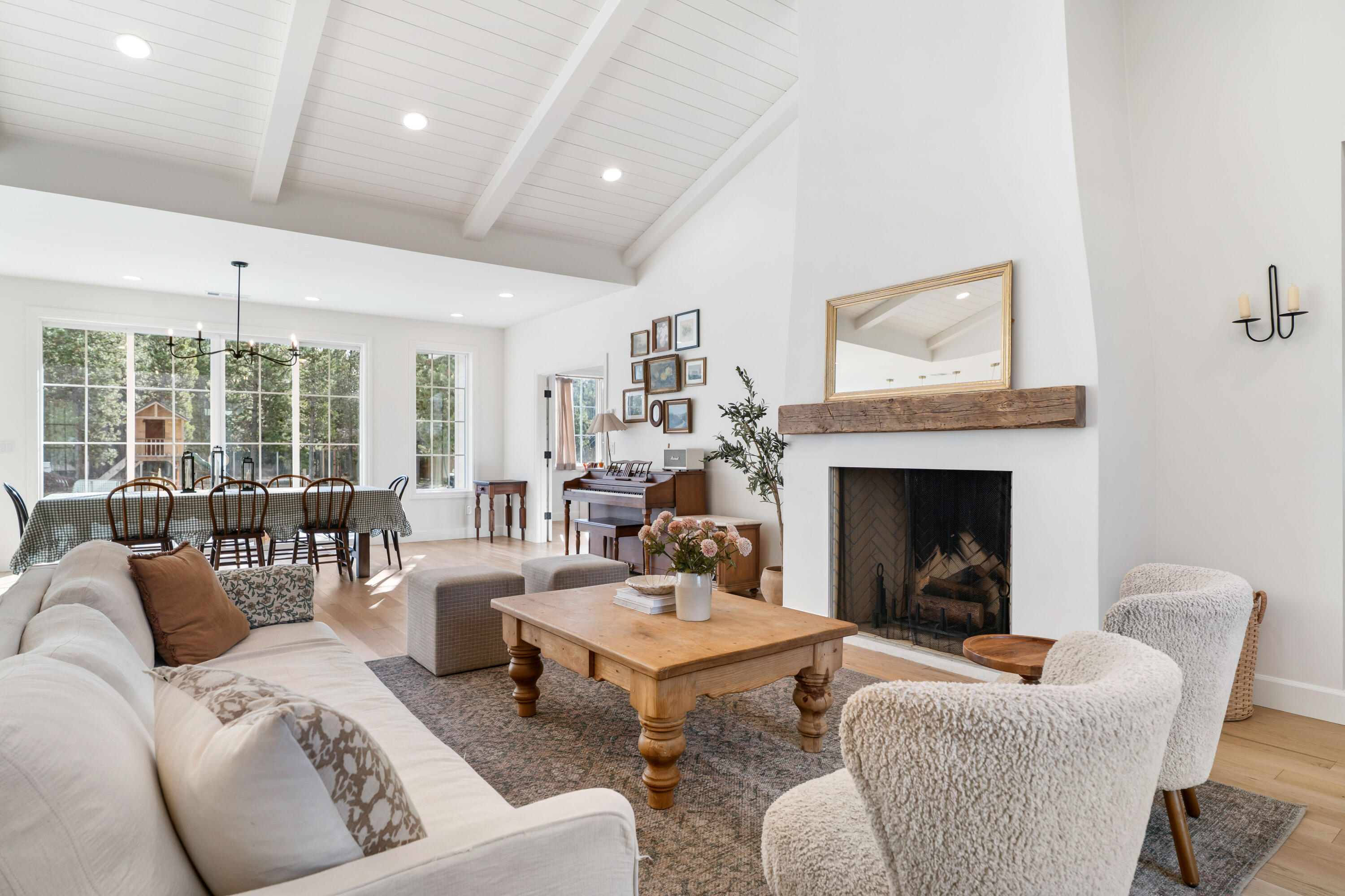 17189 Covina Road Bend, OR 97707 - Photo 15 of 81 37-Living Room