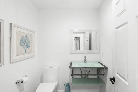 $3,895,000 | 141 Middle Pond Road, Southampton, NY 11968