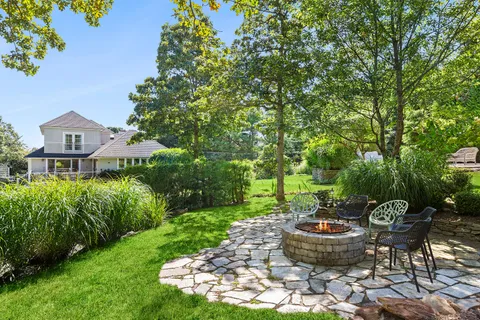 $3,895,000 | 141 Middle Pond Road, Southampton, NY 11968