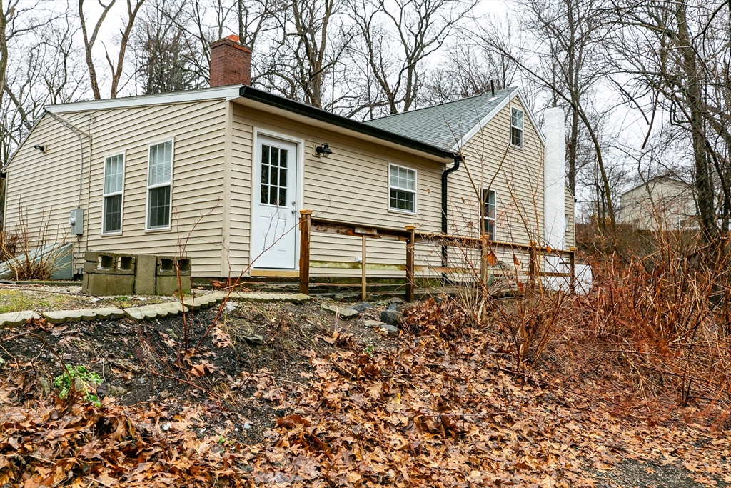 195 Riverton Road Springfield, MA 01109 - Photo 40 of 42 a backyard of a house with table and chairs