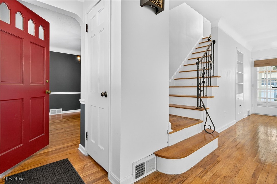 1078 Winston Road Cleveland, OH 44121 - Photo 5 of 47