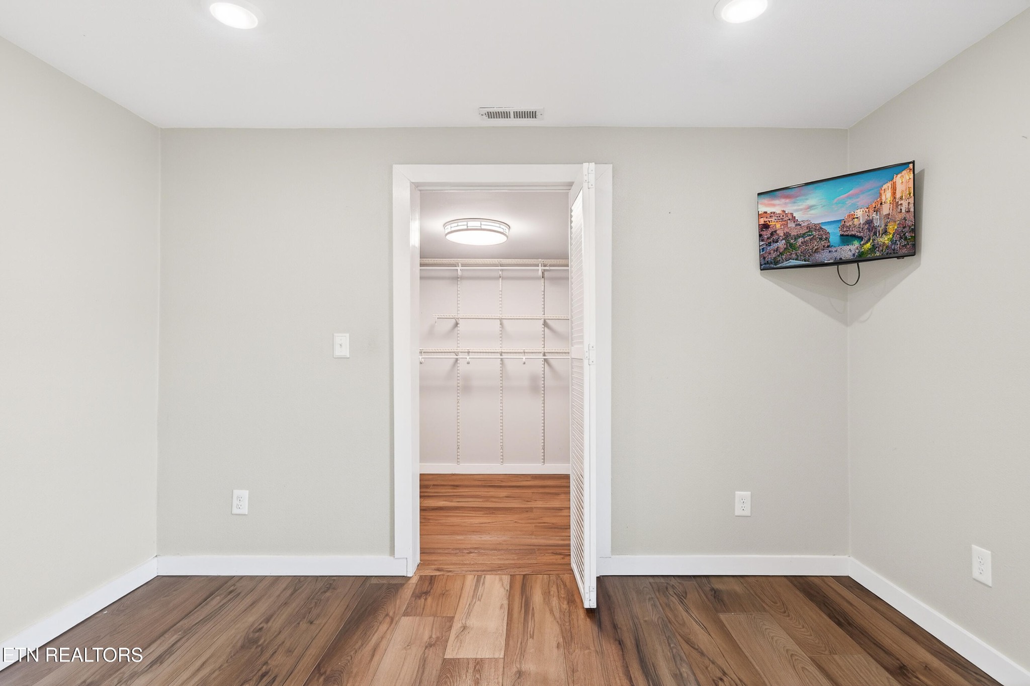 2496 Chestnut Hill Road Crossville, TN 38571 - Photo 15 of 38 wooden floor in an empty room