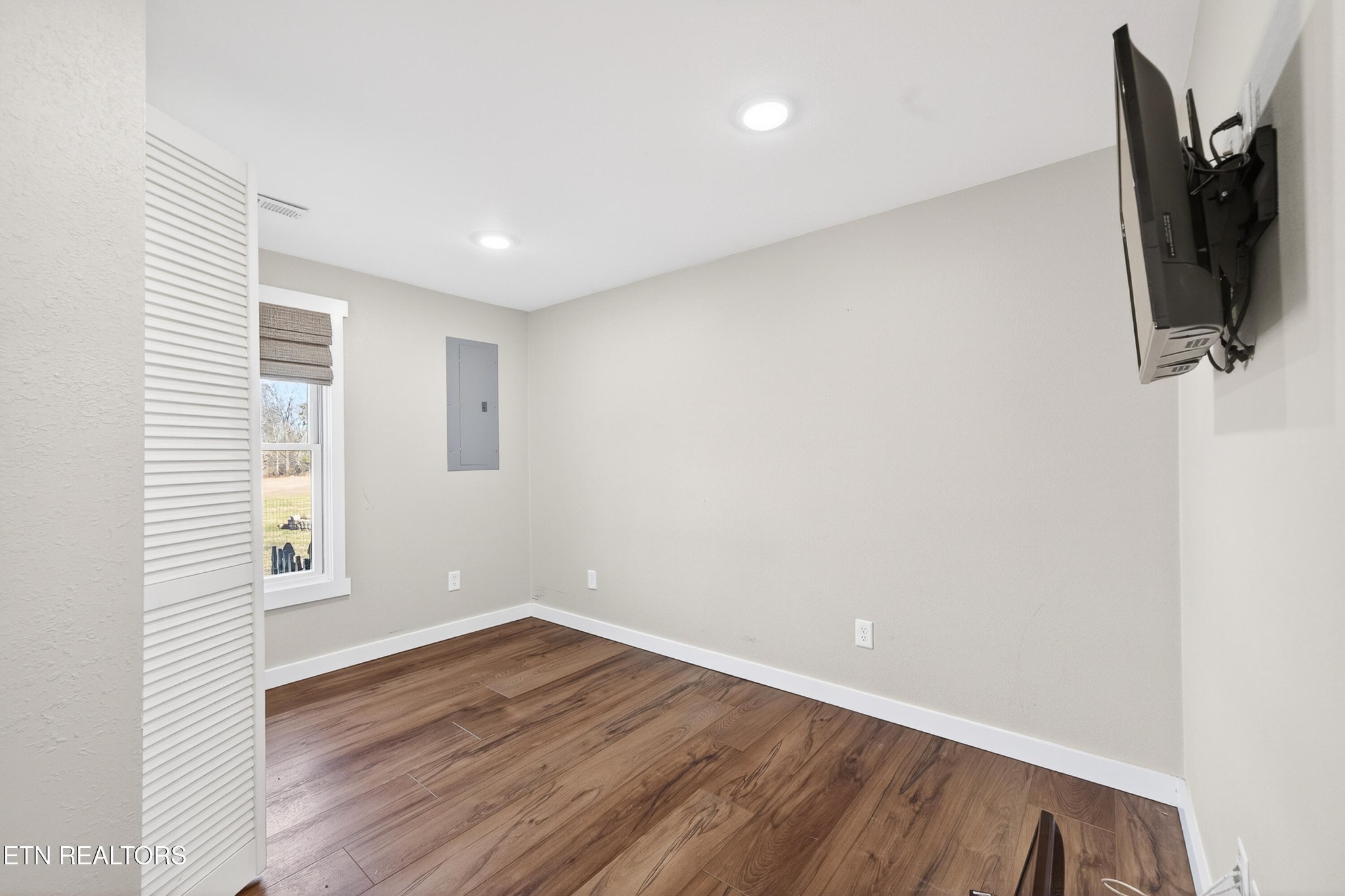2496 Chestnut Hill Road Crossville, TN 38571 - Photo 20 of 38 wooden floor in an empty room