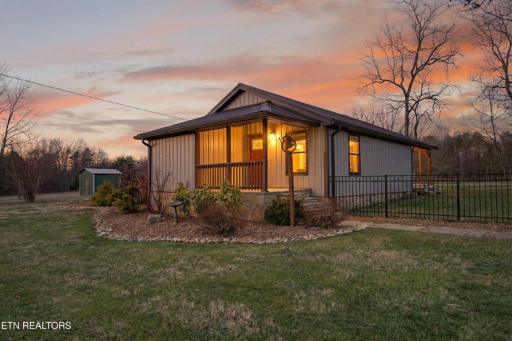 2496 Chestnut Hill Road Crossville, TN 38571 - Photo 35 of 38 a backyard of a house with table and chairs
