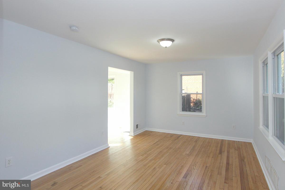 6725 Raydale Road Hyattsville, MD 20783 - Photo 3 of 28 Living Room