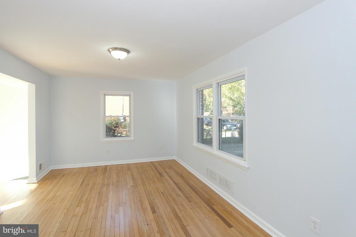 6725 Raydale Road Hyattsville, MD 20783 - Photo 4 of 28 Living Room