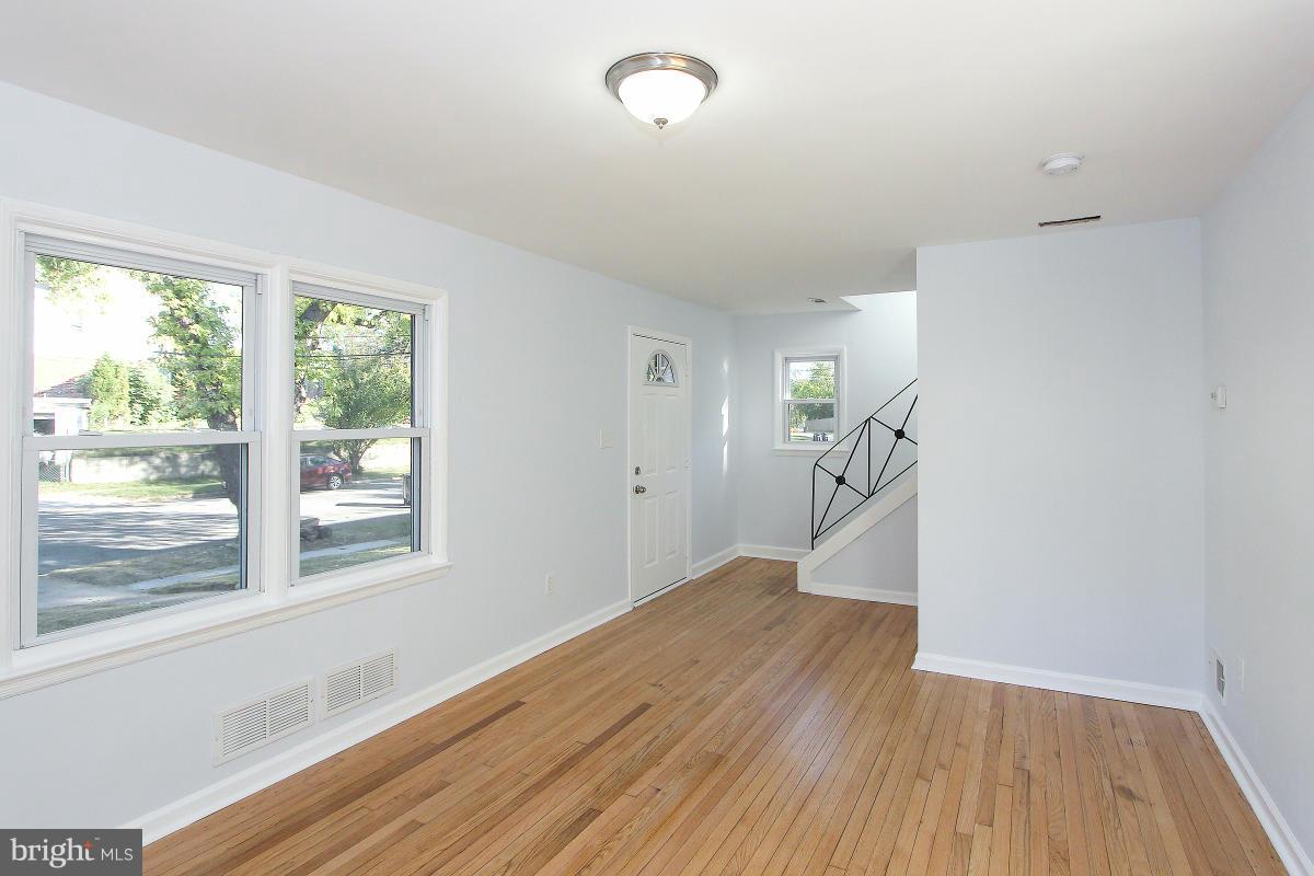 6725 Raydale Road Hyattsville, MD 20783 - Photo 5 of 28 Living Room