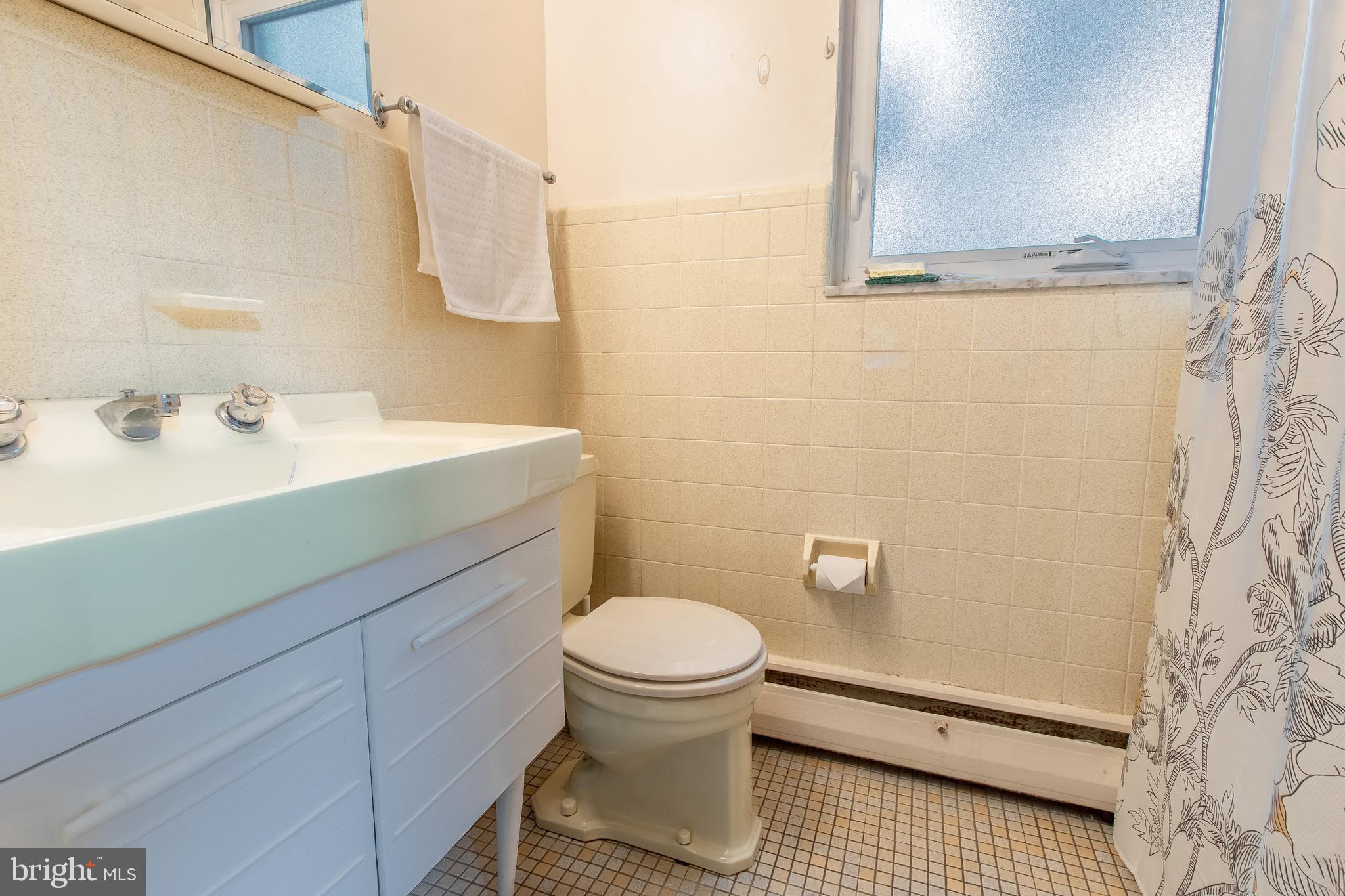 143 Rockglen Road Wynnewood, PA 19096 - Photo 19 of 38 Main Level En-Suite with Tub/Shower