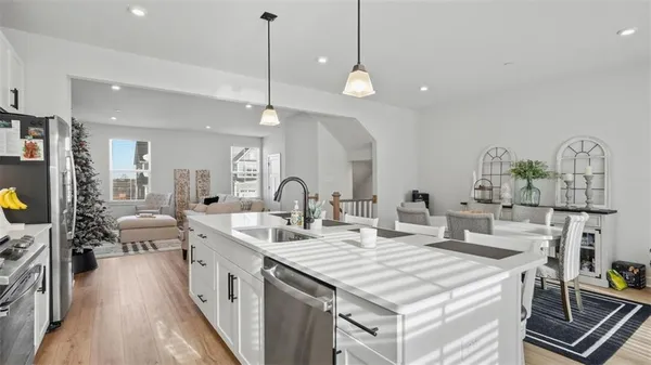 a large kitchen with kitchen island a large island in it