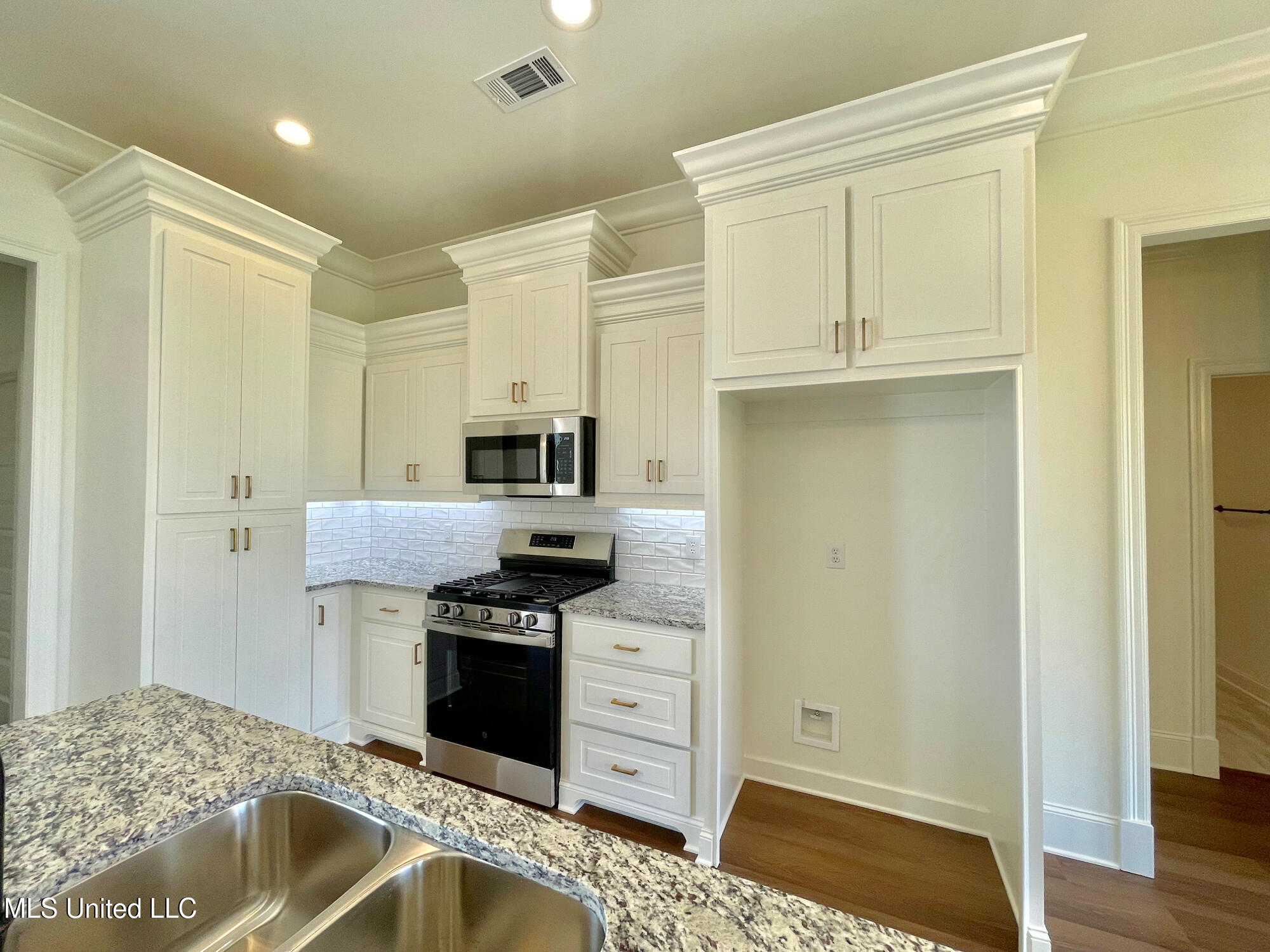 452 Aurora Circle Canton, MS 39046 - Photo 9 of 25 IMG_7878