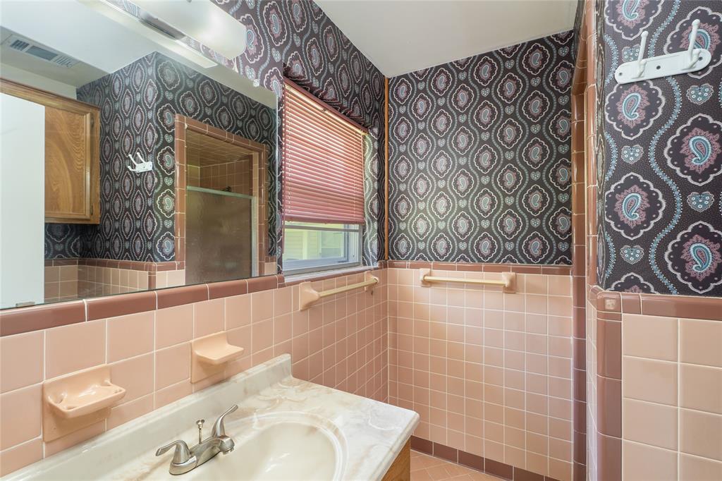 6000 Forrest Lane Canton, TX 75103 - Photo 16 of 37 a bathroom with a bathtub and shower