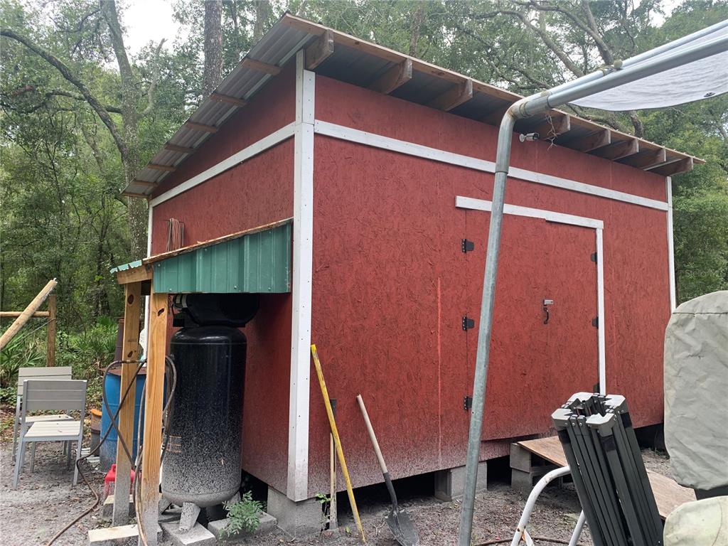 35314 Goethals Street Webster, FL 33597 - Photo 5 of 9 a backyard of a house