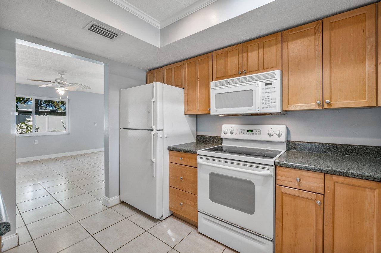 101 East Riverside Drive Jupiter, FL 33469 - Photo 12 of 33 012-101EastRiversideDrive-Jupiter-FL-334