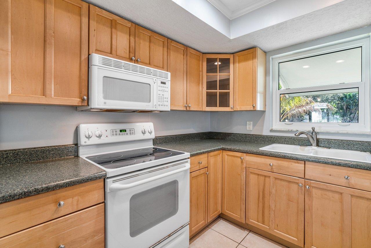 101 East Riverside Drive Jupiter, FL 33469 - Photo 13 of 33 013-101EastRiversideDrive-Jupiter-FL-334