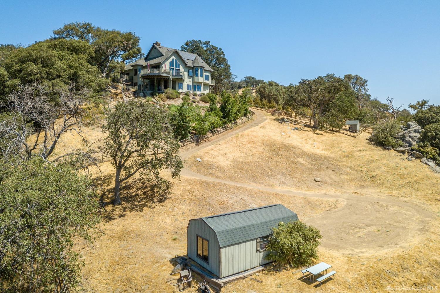 24500 Heather Court Tehachapi, CA 93561 - Photo 56 of 60 a view of outdoor space and mountain view
