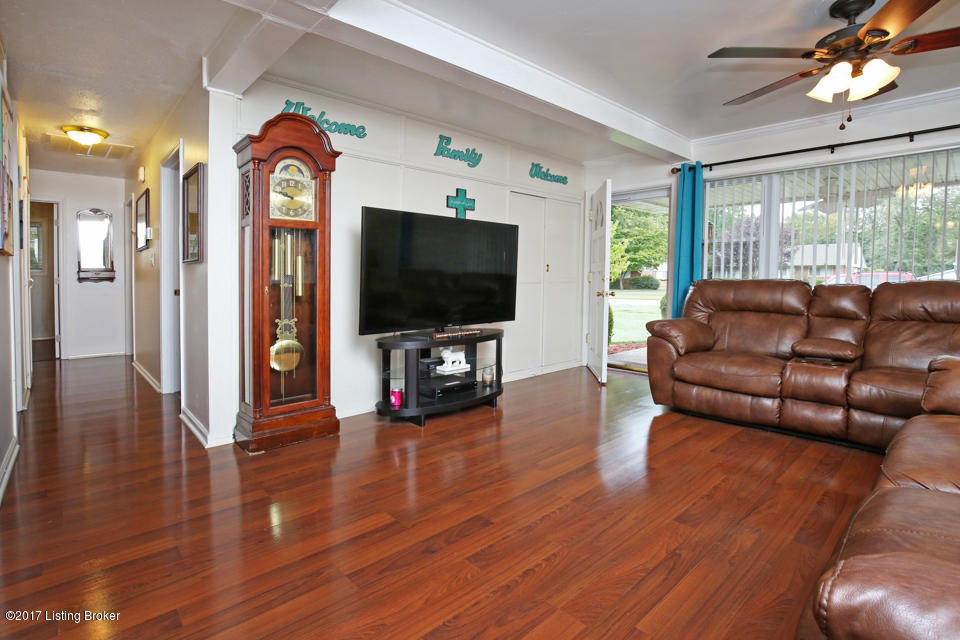 1911 Heaton Road Louisville, KY 40216 - Photo 5 of 36 Living Room