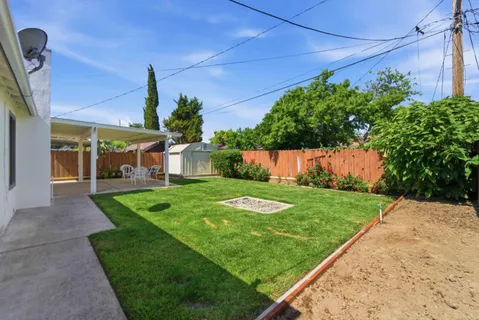 a view of a house with backyard and a garden