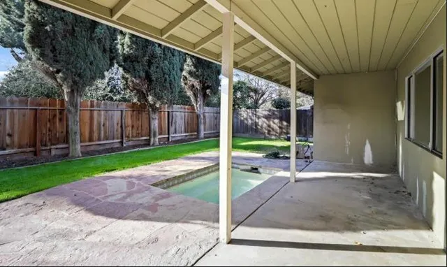 a view of a backyard