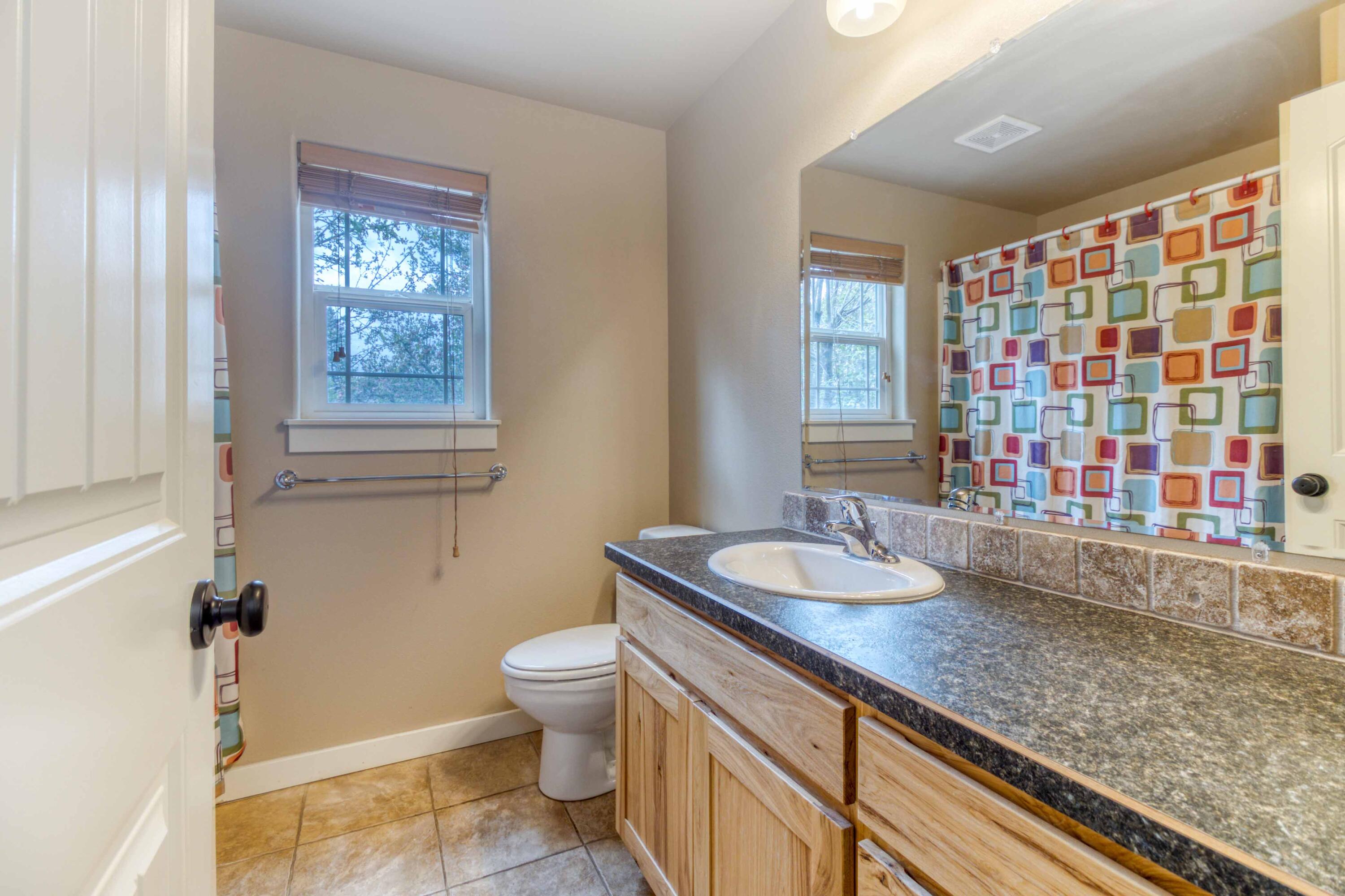 51322 Preble Way La Pine, OR 97739 - Photo 17 of 25 Main Hall Bath