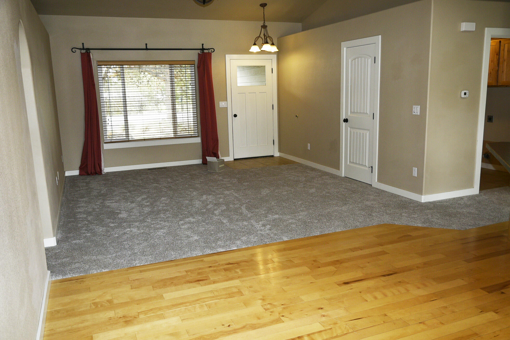 51322 Preble Way La Pine, OR 97739 - Photo 7 of 25 Entryway and living area