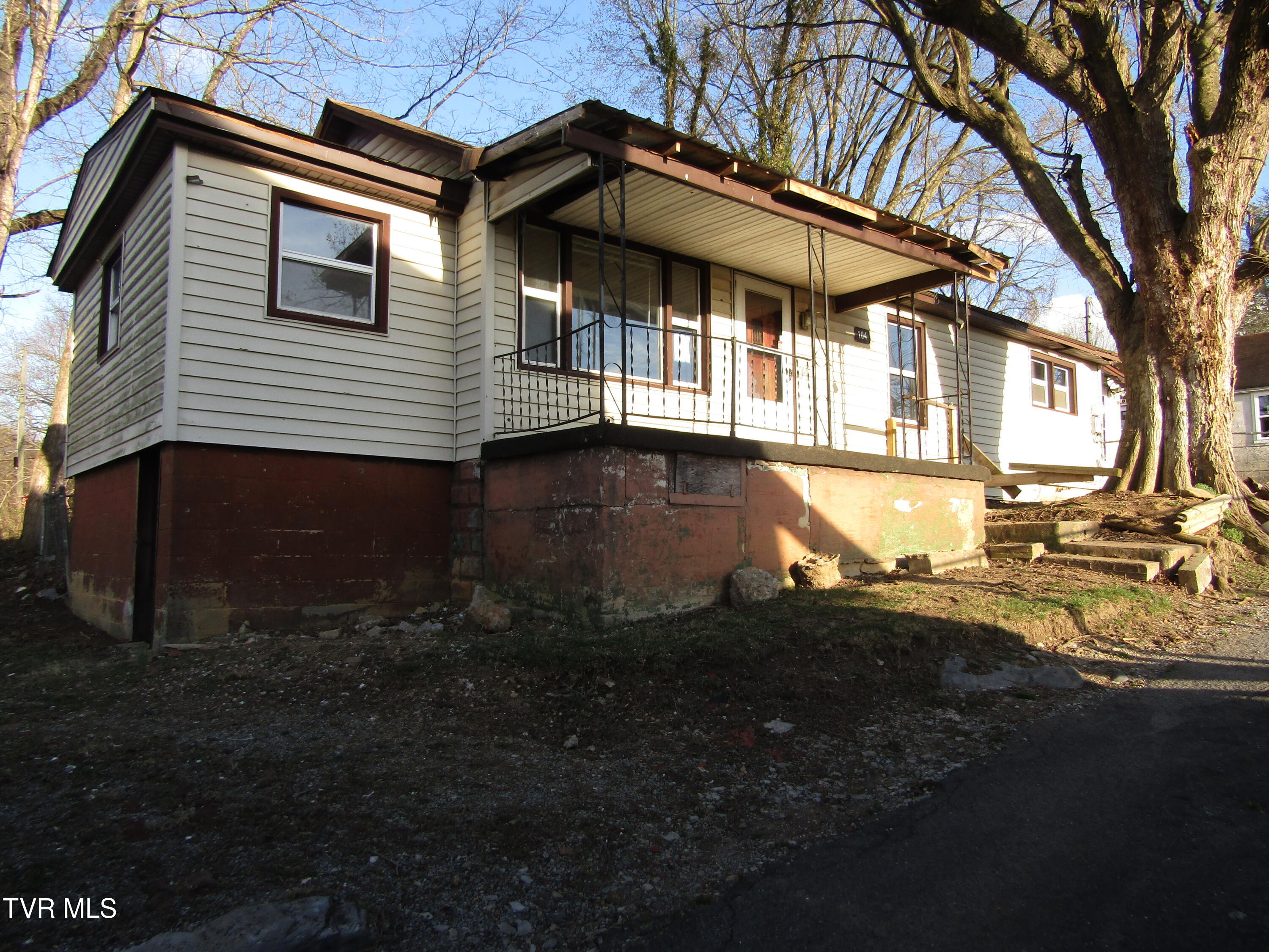 104 North Paperville Road Bristol, TN 37620 - Photo 1 of 18 IMG_3670