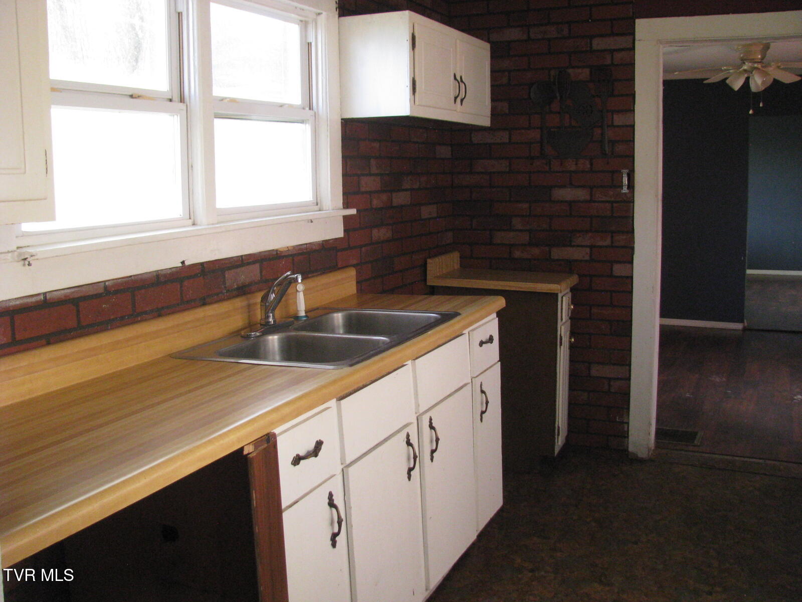 104 North Paperville Road Bristol, TN 37620 - Photo 16 of 18 IMG_7651