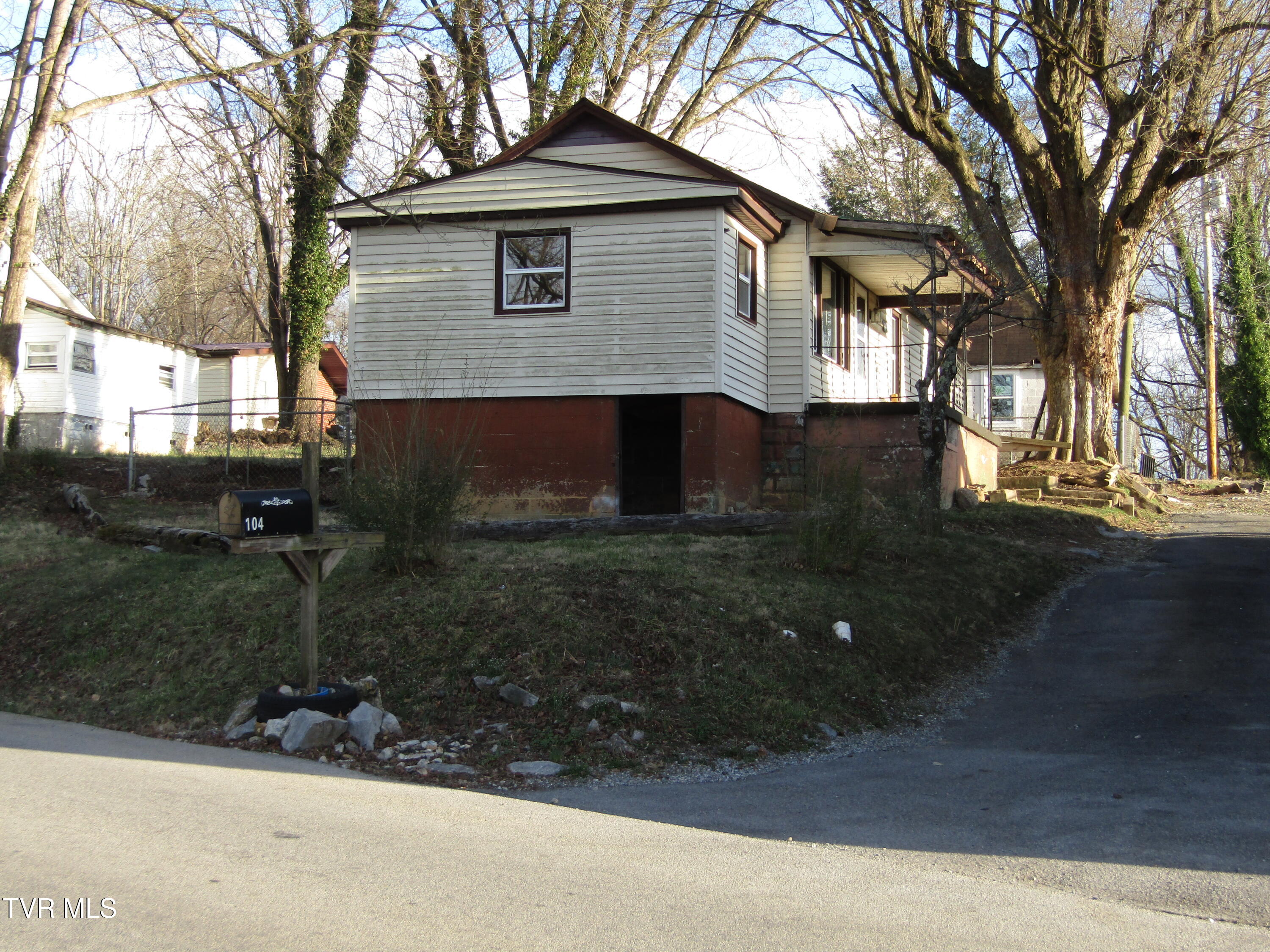 104 North Paperville Road Bristol, TN 37620 - Photo 2 of 18 IMG_3669