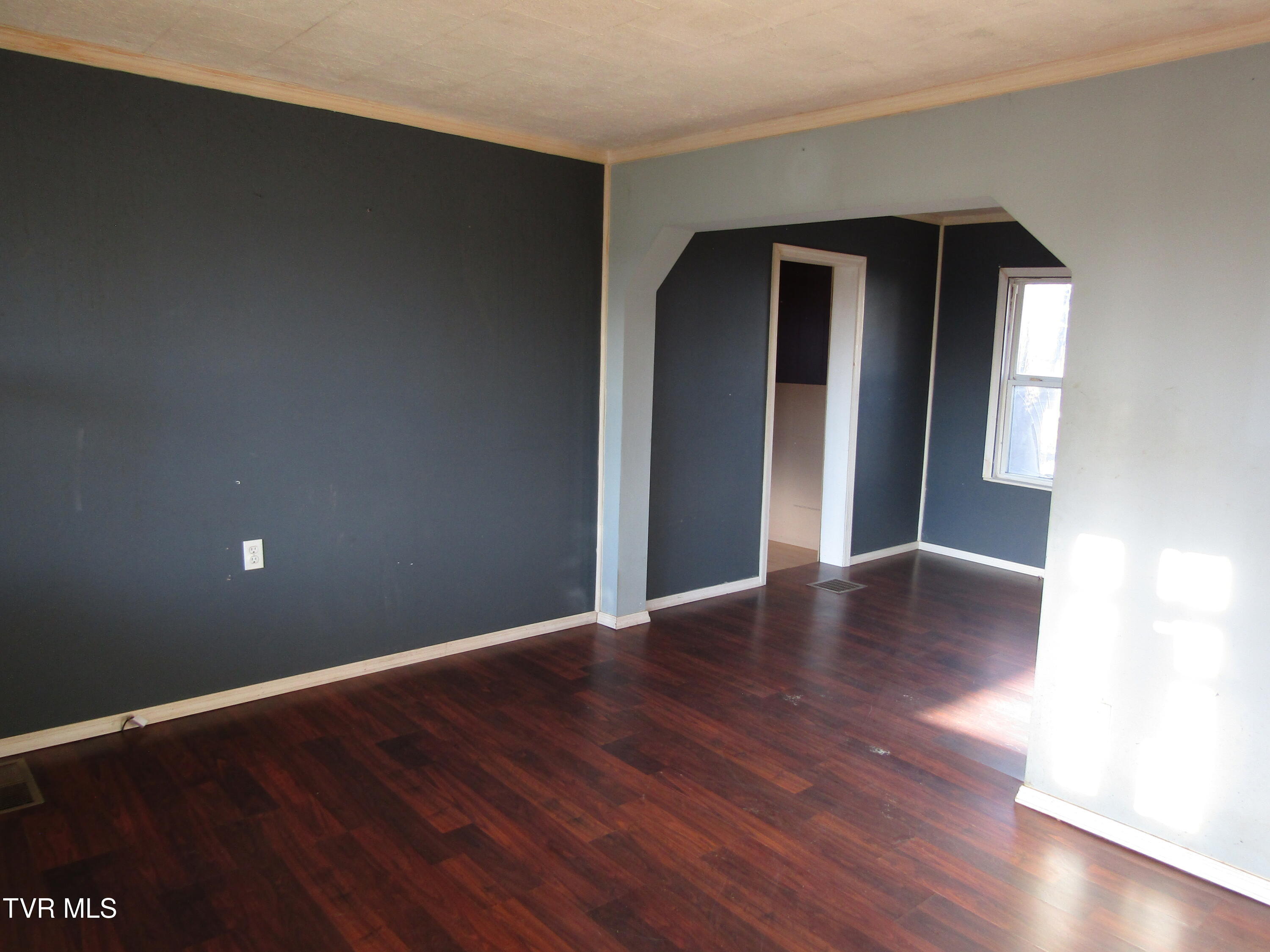 104 North Paperville Road Bristol, TN 37620 - Photo 4 of 18 IMG_3680