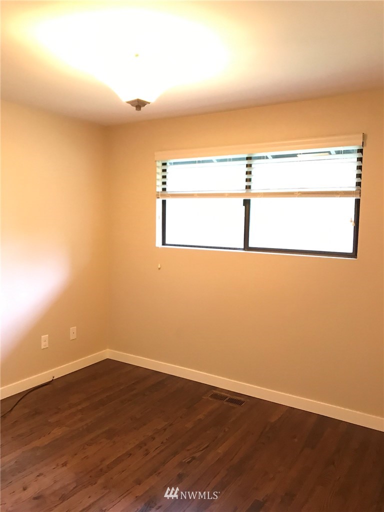 2033 Jones Circle Southeast Renton, WA 98055 - Photo 5 of 12