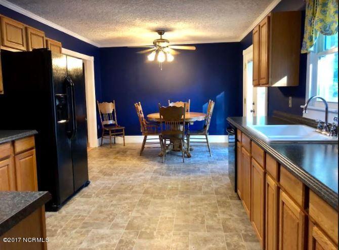 5111 Reedsford Road Clinton, NC 28328 - Photo 9 of 19 kitchen