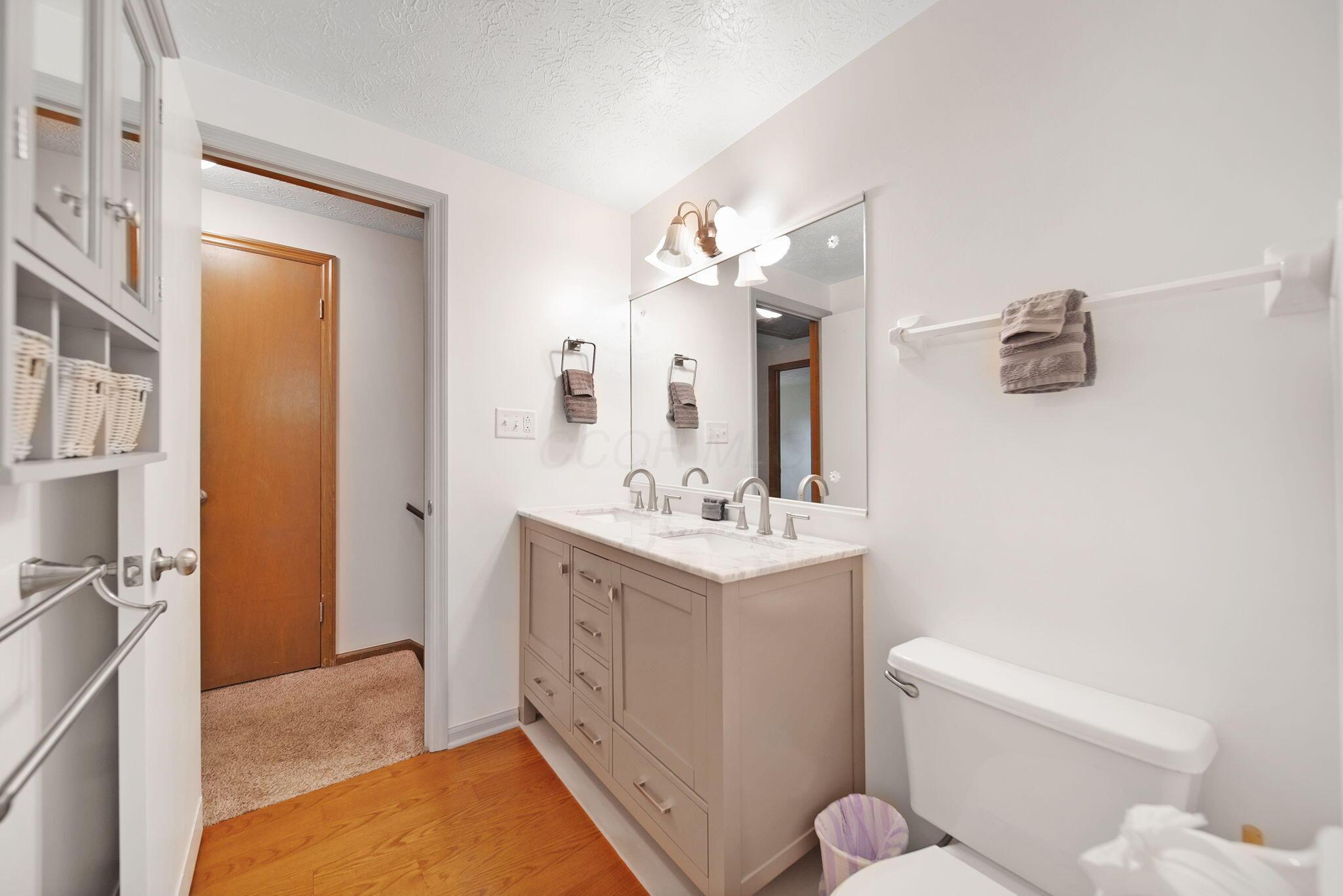 5770 Linworth Road Columbus, OH 43235 - Photo 40 of 60 Primary Full Bathroom