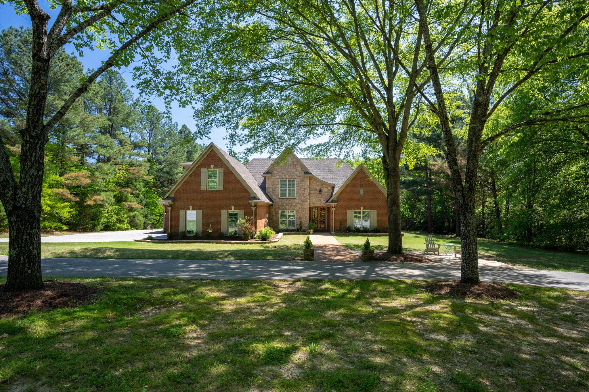 The Sellers added this large circle drive a few years ago