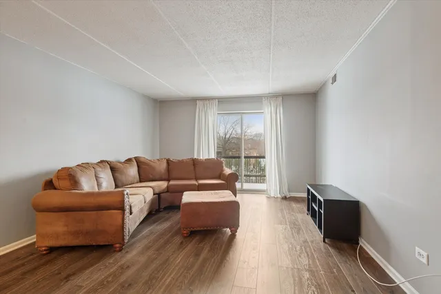 $249,000 | 8025 Woodglen Lane, Unit 303, Downers Grove, IL 60516