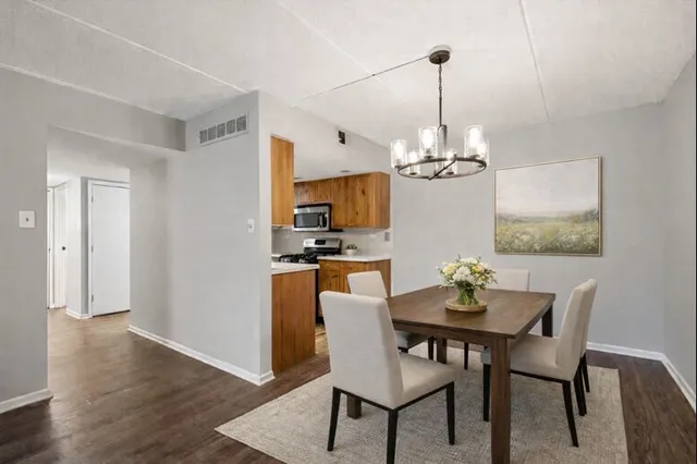 $249,000 | 8025 Woodglen Lane, Unit 303, Downers Grove, IL 60516