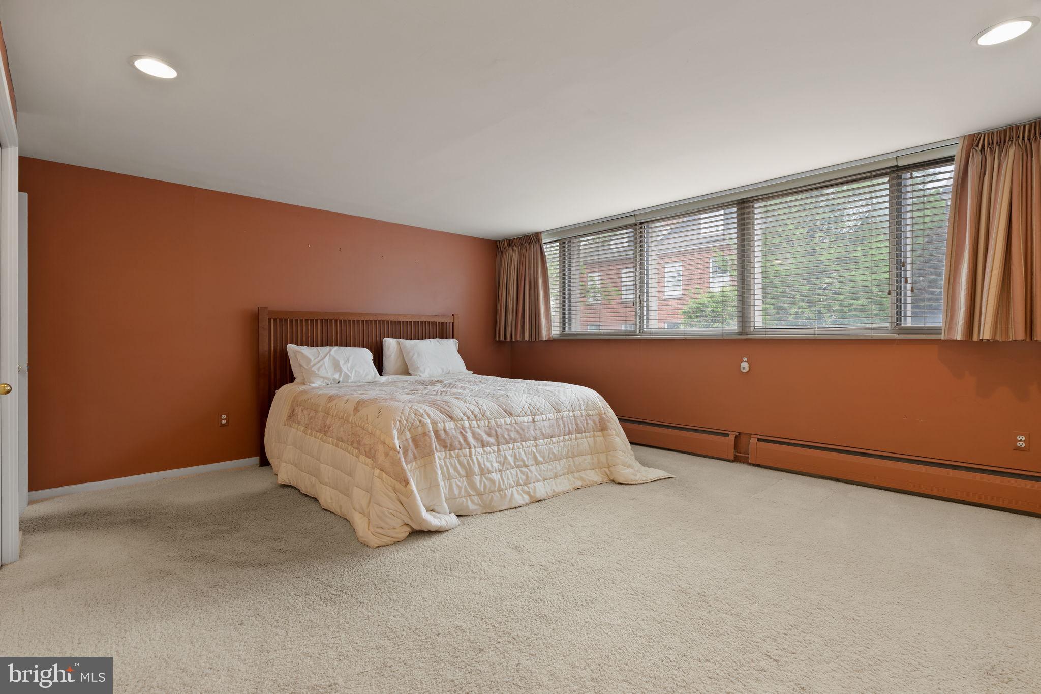 245 South 3rd Street Philadelphia, PA 19106 - Photo 37 of 63 a bedroom with a bed and a window