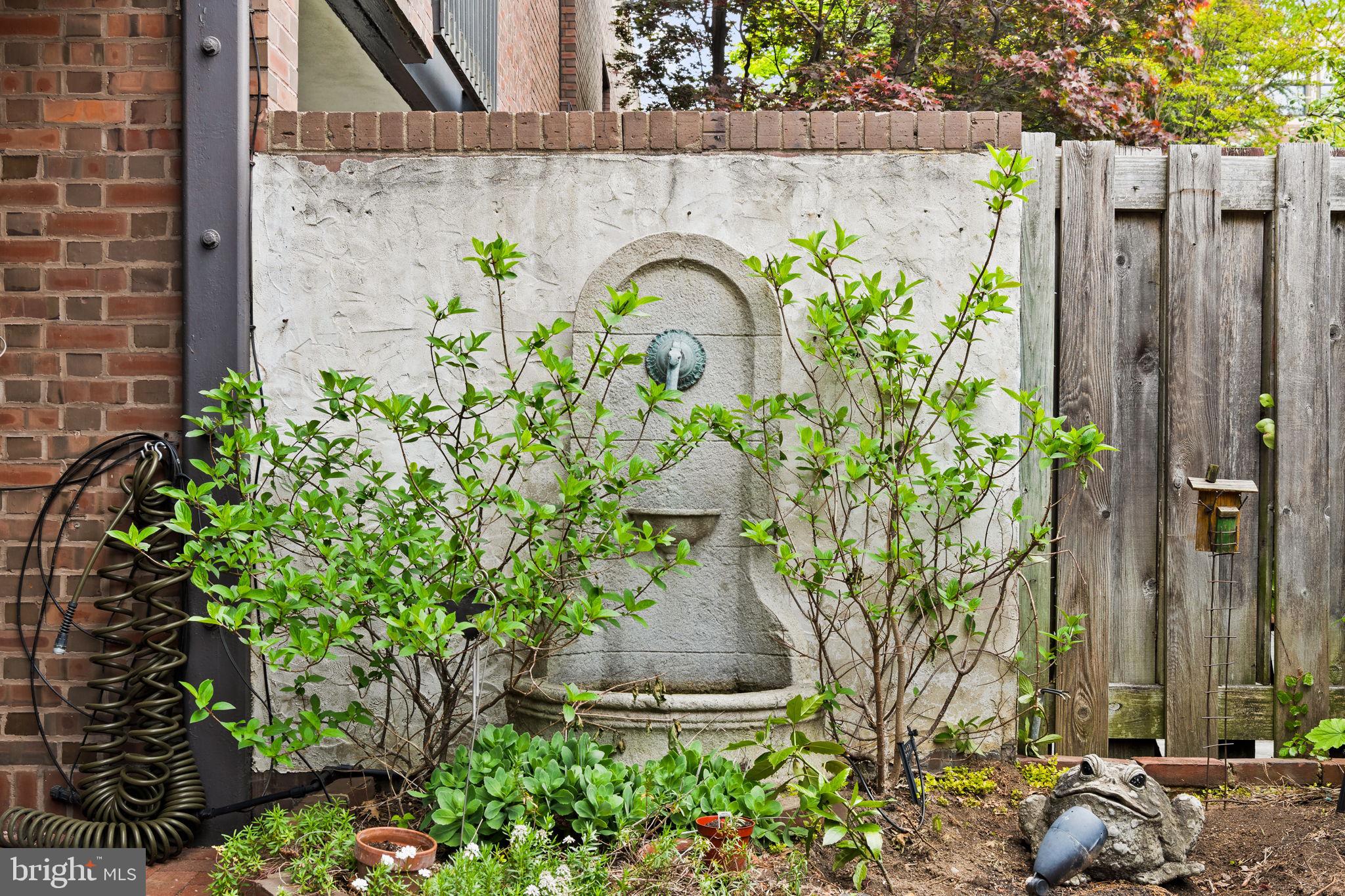 245 South 3rd Street Philadelphia, PA 19106 - Photo 53 of 63 a picture of a bunch of flowers