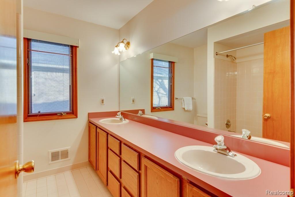 385 Buttercup Drive Rochester Hills, MI 48307 - Photo 21 of 33