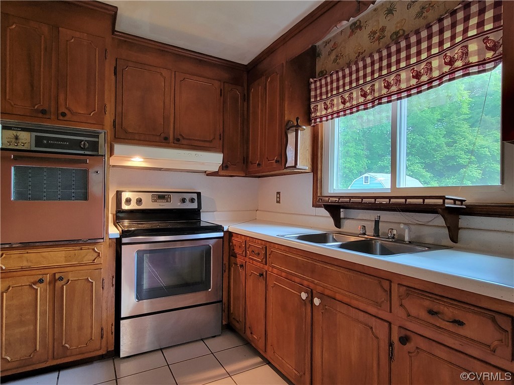 7529 Wilton Road Henrico, VA 23231 - Photo 18 of 31 a kitchen with stainless steel appliances granite countertop a sink stove and cabinets