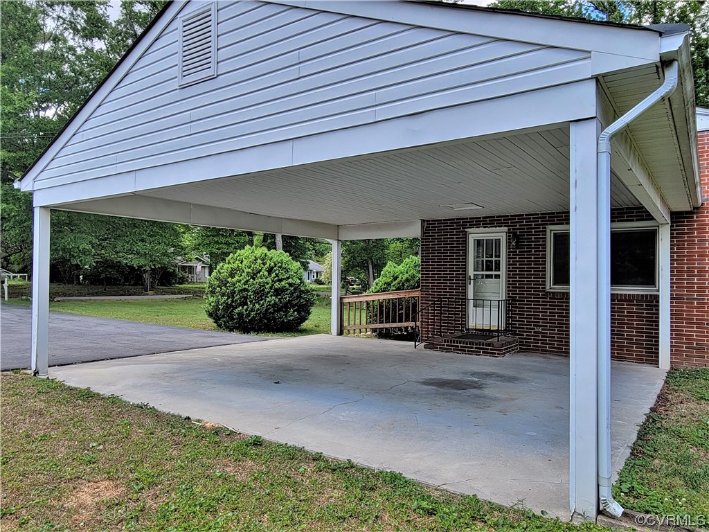 7529 Wilton Road Henrico, VA 23231 - Photo 25 of 31 a view of a house with backyard and porch